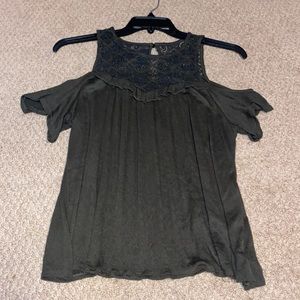 Women short sleeve of the shoulder top